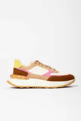 Zapatillas deportivas con base blanca y detalles en marrón, rosa y amarillo.