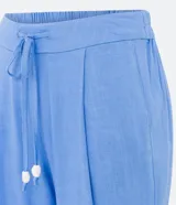 Pantalón fluido celeste de corte recto, confeccionado en mezcla de viscosa y lino. Posee cintura elástica con cordón de ajuste y bolsillos laterales.