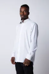Camisa de manga larga en tela popelín color blanco, con cuello mao y cierre frontal de botones.