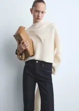 Pantalón de jean azul oscuro de corte flare, tiro medio y estilo clásico de cinco bolsillos.