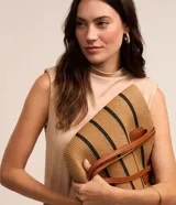 Vestido midi Marfinno color beige, confeccionado en viscosa y poliéster, con cuello alto, diseño sin mangas, hombreras y silueta fluida.