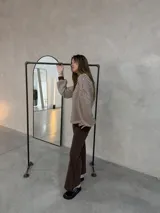 Pantalón de corte recto y tiro alto, color marrón chocolate, confeccionado en tejido suave con cintura elástica.