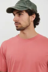 Remera de cuello redondo y manga corta, confeccionada en tejido de algodón pesado.