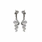 Par de aros colgantes plateados con forma de serpiente.