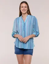 Blusa de gasa de la marca Zac & Rachel, con estampado de rayas verticales en tonos azules, celestes y lilas. Presenta cuello a la base con escote en V, abertura central con botones, detalle plisado en el frente y mangas de largo regulable con presilla y botón.