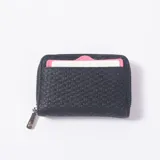 Monedero color negro con textura trenzada, cierre perimetral de cremallera y bolsillo exterior portatarjetas.