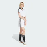Remera Adidas Adicolor Football Jacquard de manga corta, color blanco con cuello en V negro y detalles de las tres tiras en las mangas. Diseño cropped y silueta cuadrada.