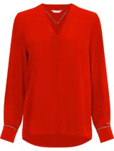 Blusa roja de viscosa con cuello en V, mangas largas y puños abotonados.