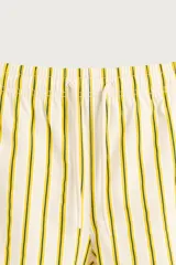 Short de baño confeccionado en tejido técnico, con diseño de rayas verticales amarillas y verdes sobre fondo blanco. Cuenta con cintura elástica ajustable con cordón, bolsillos laterales y bolsillo trasero con vivo.