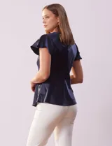 Blusa color beige de satén, marca Alex & Lili. Manga corta amplia, corte bajo el busto y espalda con abertura ojal y botón.