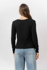 Remera de manga larga color beige, con escote redondo levemente abierto y calce regular. Confeccionada en tejido suave, liviano y con leve elasticidad.