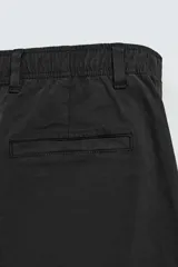 Pantalón de corte recto confeccionado en tejido de sarga con estructura diagonal. Presenta cintura elástica, bolsillos delanteros, bolsillos traseros de vivo y cierre frontal con cremallera y botón.