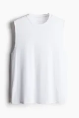 Musculosa deportiva blanca de corte regular, confeccionada en tejido funcional DryMove™ que ayuda a absorber el sudor. Tiene cuello redondo ribeteado acanalado y espalda algo más larga. El tejido es stretch en cuatro direcciones.