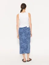 Musculosa blanca con estampado de medio limón y hojas.