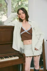 Camisa oversize color marrón, confeccionada en twill, con bolsillos irregulares y bordado 'munay' a contratono.