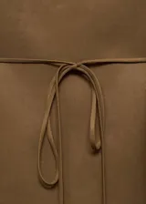 Musculosa color ocre con cuello barco y lazo en la cintura.