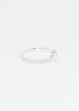 Anillo de plata 925 con diseño de huella de perro en el centro y zirconias engarzadas en los laterales.