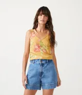 Blusa musculosa de viscosa con estampado de hojas, escote en V y tirantes anchos con detalle de botón en la espalda.