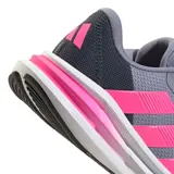 Championes de running Adidas Galaxy 7 para mujer, con capellada de malla técnica en color gris y detalles en fucsia vibrante. Presentan las icónicas tres tiras laterales, entresuela Cloudfoam para mayor amortiguación y suela de goma resistente.