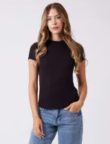 Remera negra de tejido acanalado, marca Tahari, con escote a la base y manga corta.