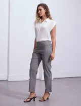 Pantalón largo de vestir a rayas verticales blancas y negras, de gabardina elastizada.