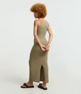 Vestido midi de corte ajustado, confeccionado en tejido de algodón con elastano. Presenta escote recto, breteles finos y una abertura en la parte trasera del ruedo.