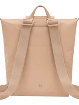 Mochila de diseño minimalista en color beige, con cierre superior de cremallera y solapa frontal con botón a presión. Presenta un asa superior y correas ajustables, con el logo de la marca grabado en la solapa.