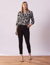 Jean skinny negro, con pretina con pasadores, botón y cierre. Delantera y trasera con bolsillos.