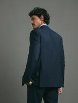 Ambo de vestir para hombre compuesto por saco de dos botones y pantalón de corte recto, en color azul oscuro.