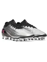 Championes de fútbol Under Armour Magnetico Pro 6 FG, color plateado con detalles en negro y fucsia. Cuenta con capellada auxética UA Liquid Clone, sistema de cordones asimétrico y cuello de punto.