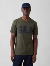 Remera de algodón color verde oliva con cuello redondo, mangas cortas y logo de la marca estampado en el frente en color azul oscuro.