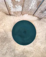 Boina de paño de lana merino afieltrada, de diseño clásico y color verde oscuro.