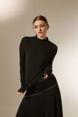 Polera de cuello alto y manga larga, confeccionada en tejido con textura arrugada y ajuste al cuerpo.