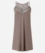 Camisón corto color marrón con breteles finos fijos, escote en V y detalle de encaje en el escote y la espalda.