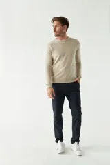 Sweater de punto para hombre con escote redondo, mangas largas y logo bordado en el pecho. Presenta un diseño clásico de calce regular.