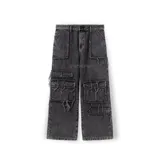 Pantalón jean de corte ultra baggy, color negro con efecto lavado. Presenta un diseño cargo con múltiples bolsillos laterales con bordes desflecados y detalles de costuras expuestas.