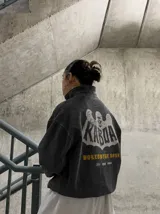 Buzo tipo half zip de algodón con efecto acid wash, cuello alto con cierre, mangas largas y puños y cintura de rib. Presenta un gran estampado en la espalda con diseño de calavera y texto.