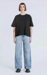 Pantalón de denim 100% algodón, color celeste claro con efecto acid wash. Diseño de cinco bolsillos y calce wide leg.