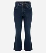 Pantalón de jean azul oscuro con corte flare cropped, cintura media, cierre frontal con botón y cremallera, bolsillos funcionales y trabillas para cinturón.