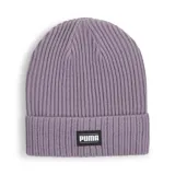 Gorro de lana Puma color lila con logo de la marca en etiqueta rectangular negra en el frente.