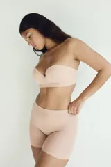 Culotte de tiro alto color nude con leve efecto moldeador en cintura, muslos y glúteos. Diseño sin costuras y refuerzo interior.