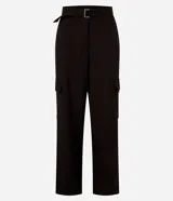 Pantalón de sastrería color marrón oscuro, de corte recto y tiro alto. Presenta bolsillos cargo laterales, trabillas para cinturón y viene con un cinturón de tela con hebilla metálica ajustable.