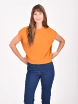 Remera de algodón color naranja, de corte holgado con mangas cortas con dobladillo y cuello redondo.
