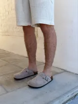 Zuecos color beige con hebilla metálica ajustable, plantilla anatómica de corcho y suela de goma.