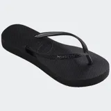 Ojotas Havaianas modelo Slim Flatform Sparkle, color negro con tiras finas decoradas con glitter. Presentan suela con plataforma y textura de granos de arroz.
