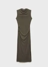 Vestido largo de modal color verde militar, con cuello drapeado, sin mangas y diseño entallado con detalle de drapeado en la cintura.