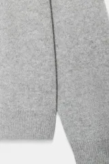 Jersey de corte oversize confeccionado en hilatura de cashmere 100%, con cuello redondo y manga larga.