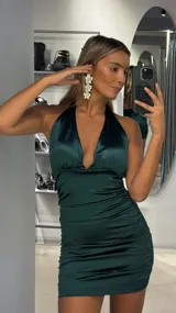 Vestido corto de satén color verde oscuro, con escote halter profundo y diseño drapeado en el frente.