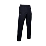 Pantalón deportivo Under Armour de hombre, color negro, confeccionado en tejido ripstop elástico resistente al viento y al agua. Cuenta con forro de malla, pretina elástica con cordón ajustable, bolsillos laterales y cierres en los tobillos.
