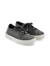 Zapatillas de algodón orgánico color gris con suela blanca de goma, cordones al tono y punta redonda.